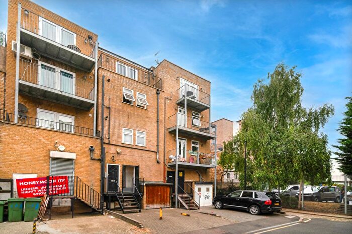 Studio To Rent In Barnett Street, Whitechapel, London, E1