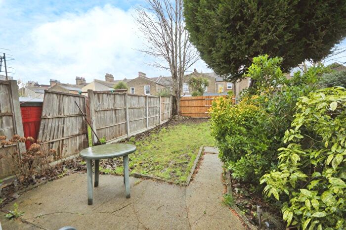2 Bedroom Flat For Sale In Honley Road, London, SE6