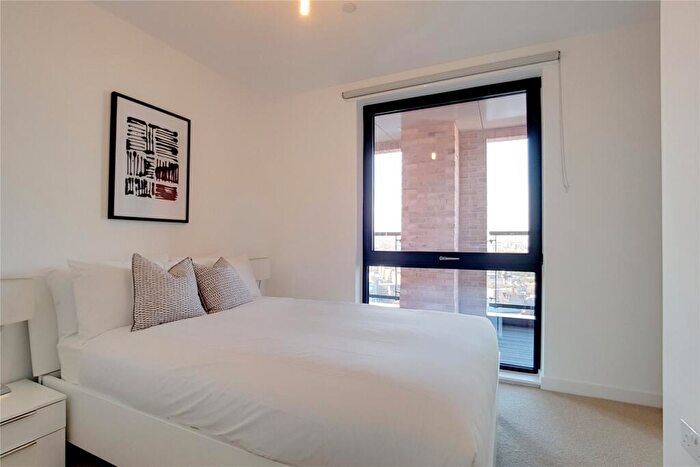 2 Bedroom Apartment To Rent In Roosevelt Tower, Williamsburg Plaza, E14