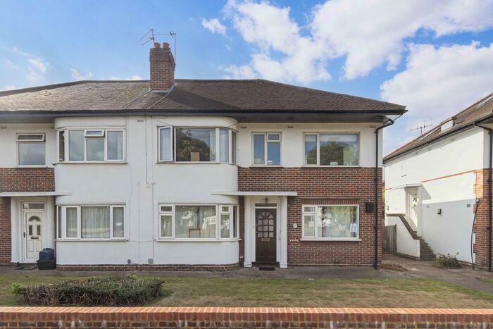 3 Bedroom Flat To Rent In Chertsey Road, St Margarets, Twickenham, TW1