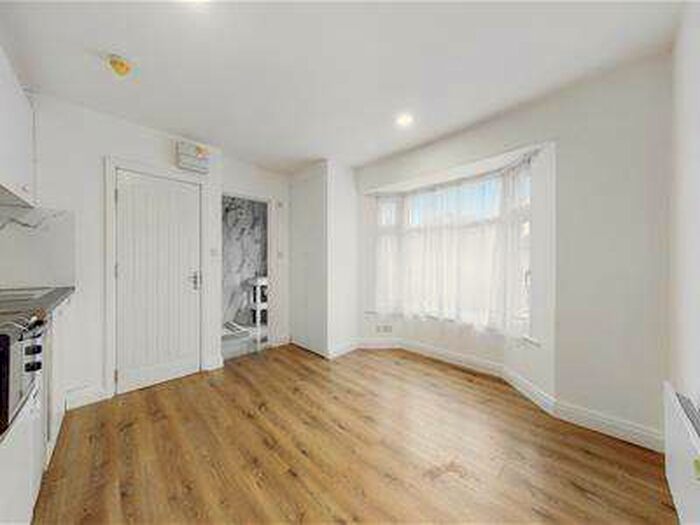 Flat To Rent In Woodfield Avenue, Wembley, HA0