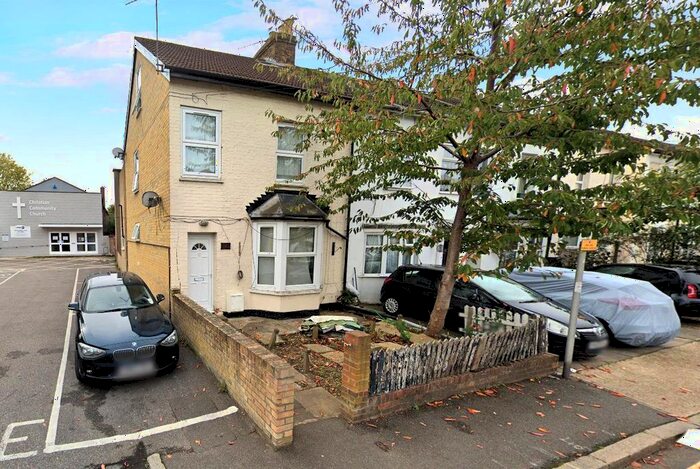 3 Bedroom End Of Terrace House To Rent In Pears Road, Hounslow, TW3