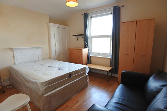 Studio To Rent In Baldwyn Gardens, Acton, W3