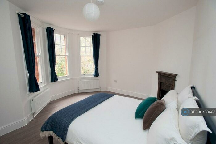 3 Bedroom Flat To Rent In Priory Road, London, N8