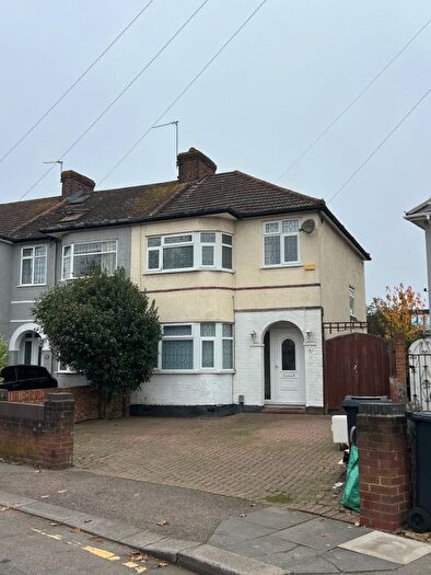 3 Bedroom End Of Terrace House To Rent In Park Lane, Romford, RM6