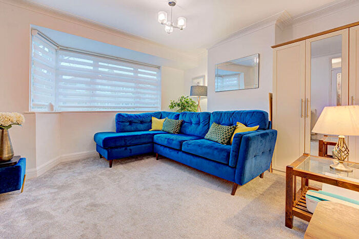 2 Bedroom Flat For Sale In Windsor Road, Barnet, North London, EN5