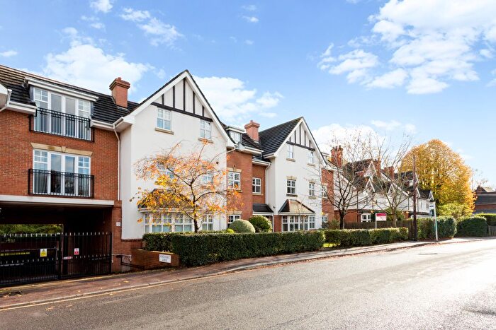 2 Bedroom Flat For Sale In Claremont Avenue, Woking, GU22