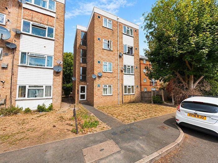 1 Bedroom Flat For Sale In Wivenhoe Court, Staines Road, Hounslow, TW3
