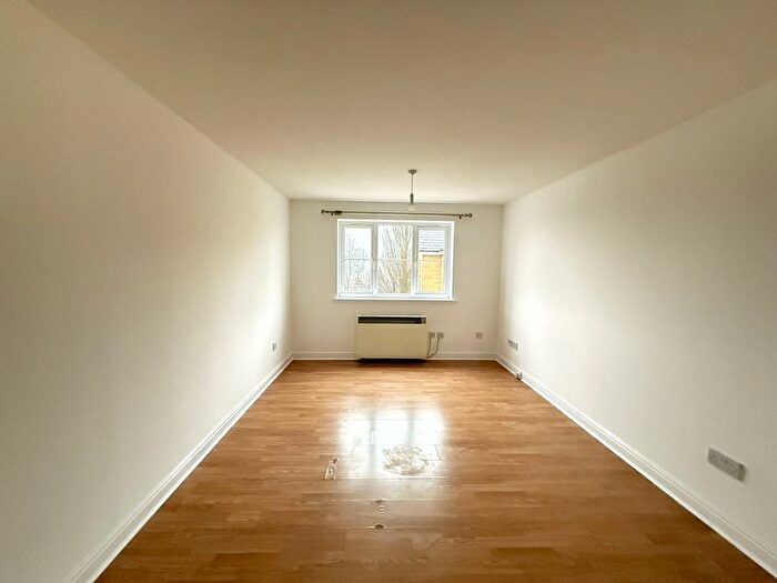 2 Bedroom Flat To Rent In Clarence Close, Barnet, EN4