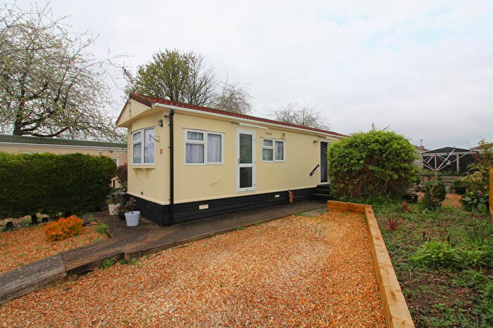 2 Bedroom Park Home For Sale In Limekiln Lane, Baldock, SG7