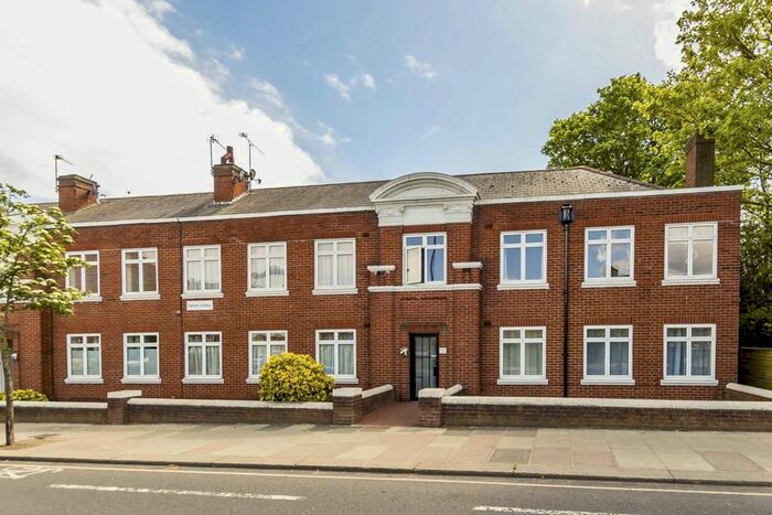 2 Bedroom Flat To Rent In Cross Deep, Twickenham, TW1