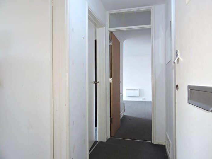 2 Bedroom Flat For Sale In Putney Road, Enfield, Middlesex, EN3