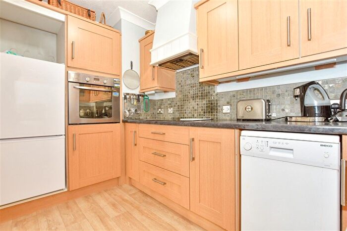 2 Bedroom Flat For Sale In Queen Street, Arundel, West Sussex, BN18