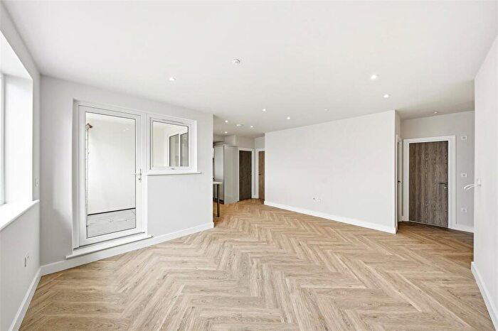 3 Bedroom Apartment For Sale In Flat Portelet Street, London, E1