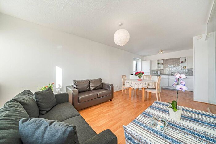 2 Bedroom Flat To Rent In Austin Road, Battersea, London, SW11