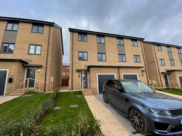 4 Bedroom Semi-Detached House To Rent In Poppy Close, Stoke Gifford, Bristol, BS34