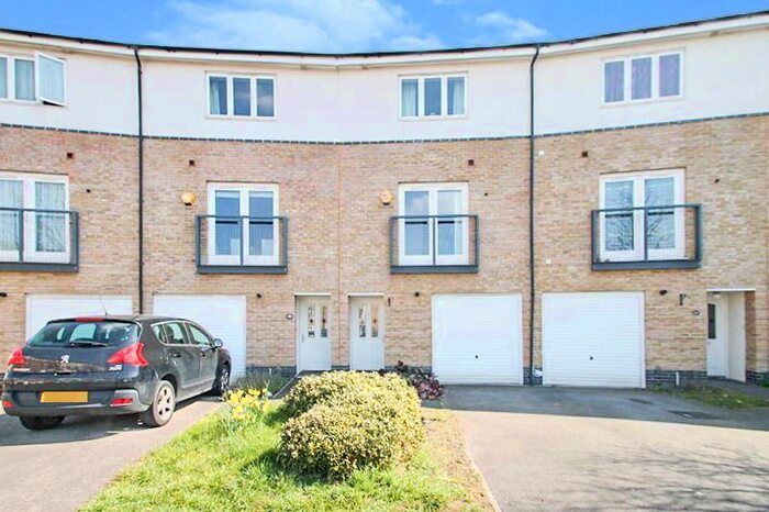 4 Bedroom Town House To Rent In Ballinger Way, Northolt, London, UB5