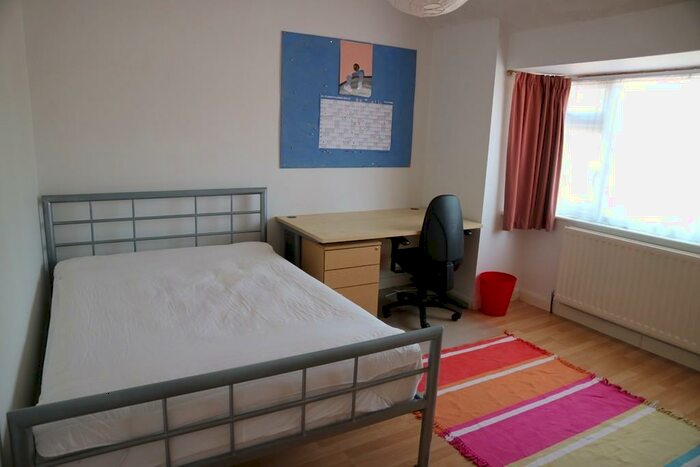 4 Bedroom Detached House To Rent In Aldershot Road, GU2