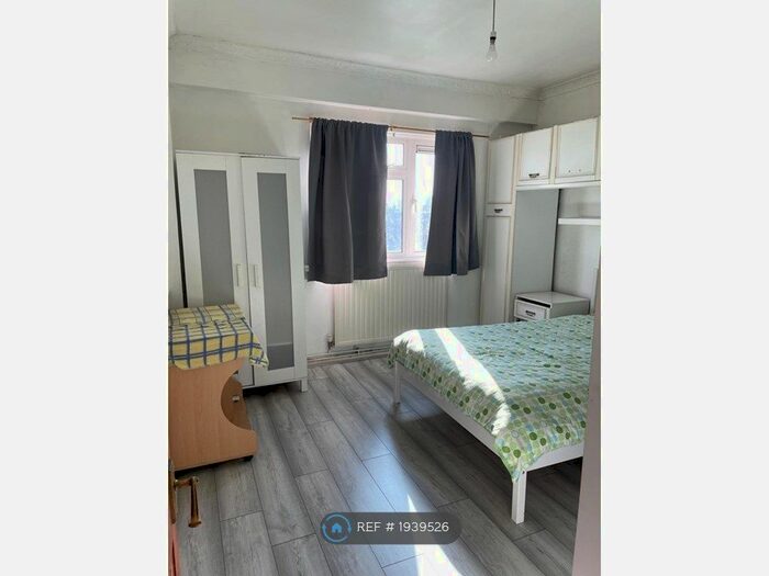 3 Bedroom Flat To Rent In Bronti Close, London, SE17