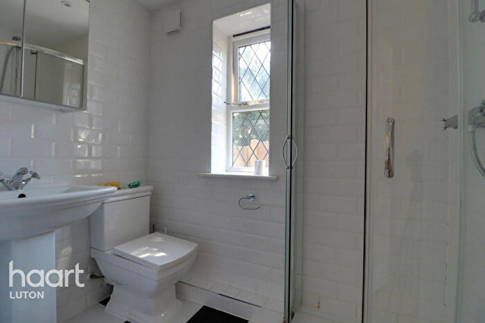 6 Bedroom Detached House For Sale In Wardown Crescent, Luton, LU2