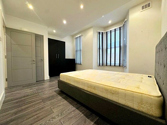 3 Bedroom Flat To Rent In Shakespeare Road, London, SE24