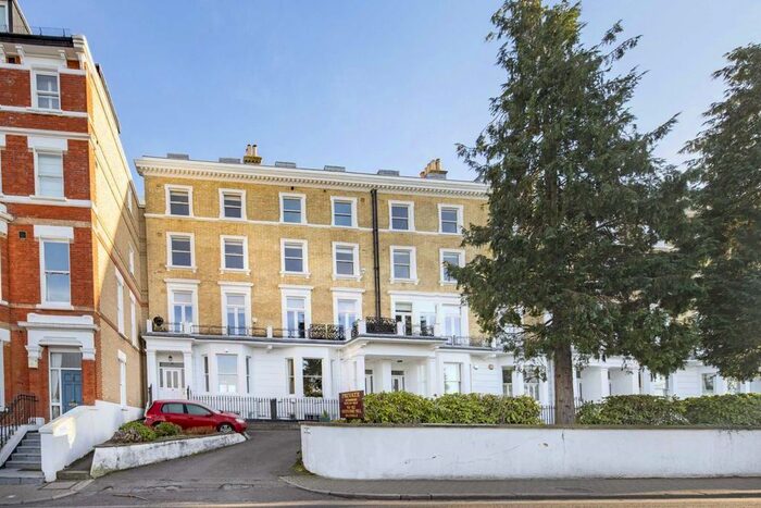 2 Bedroom Flat To Rent In Richmond Hill, Richmond TW10