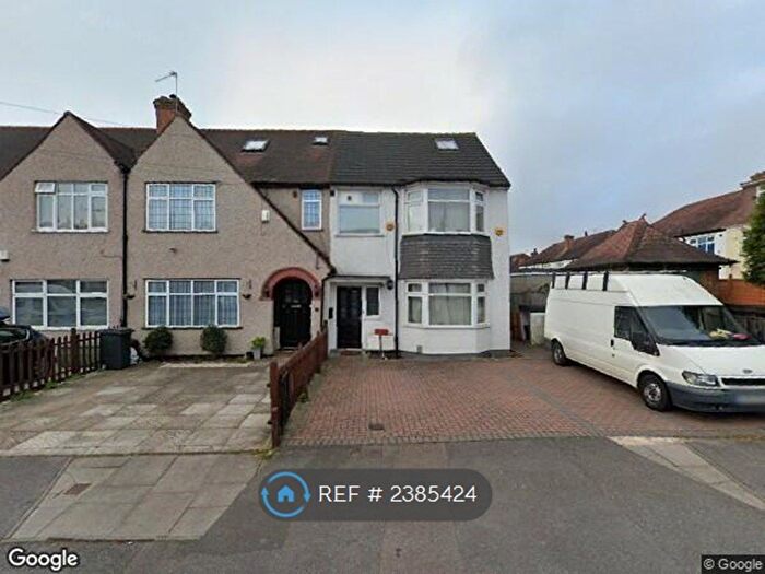 2 Bedroom Maisonette To Rent In Ryefield Avenue, Uxbridge, UB10