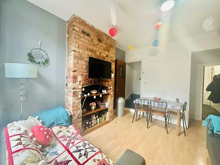 4 Bedroom House To Rent In Midland Avenue, Nottingham, NG7