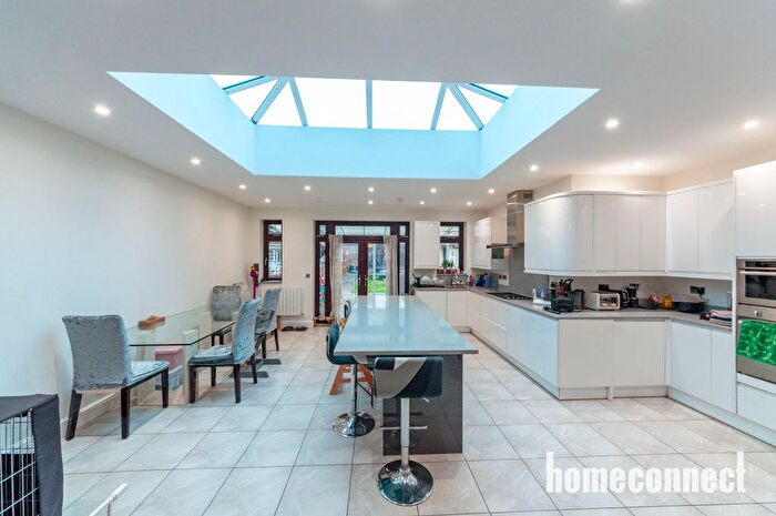 4 Bedroom Semi-Detached House To Rent In Beechwood Gardens, Ilford, IG5