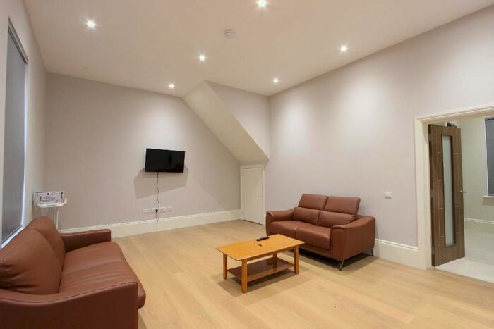 1 Bedroom Flat To Rent In Crown Drive, Farnham Royal, Slough SL2