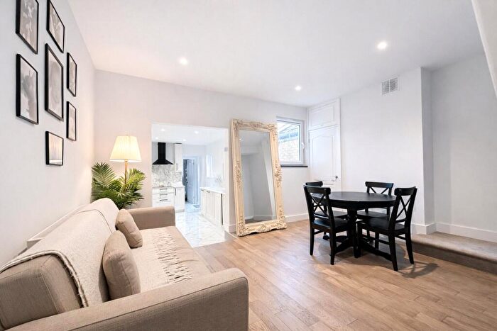 3 Bedroom End Of Terrace House For Sale In Pascoe Road, London, SE13