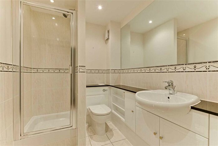 3 Bedroom Flat To Rent In Old Avenue, Weybridge, KT13