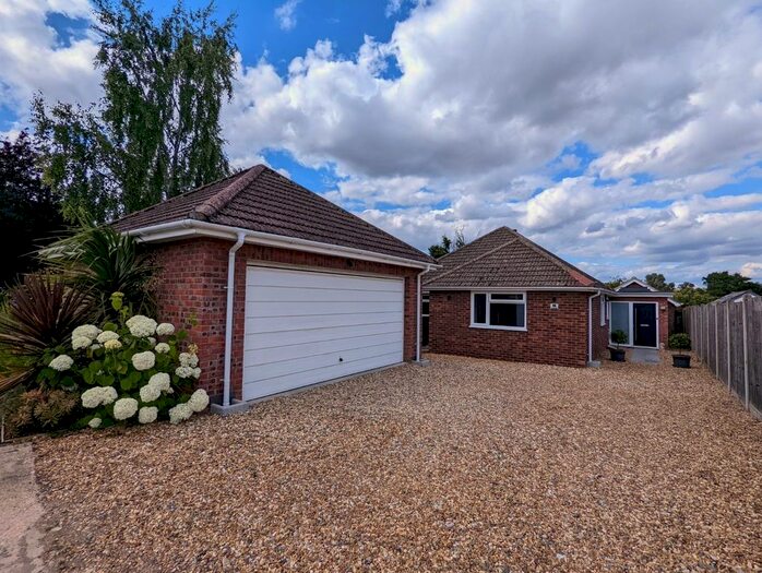 4 Bedroom Detached Bungalow For Sale In Centre Drive, Newmarket, CB8