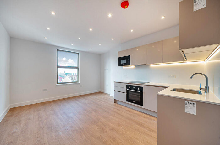 3 Bedroom Apartment To Rent In Cricklewood Broadway, London, NW2