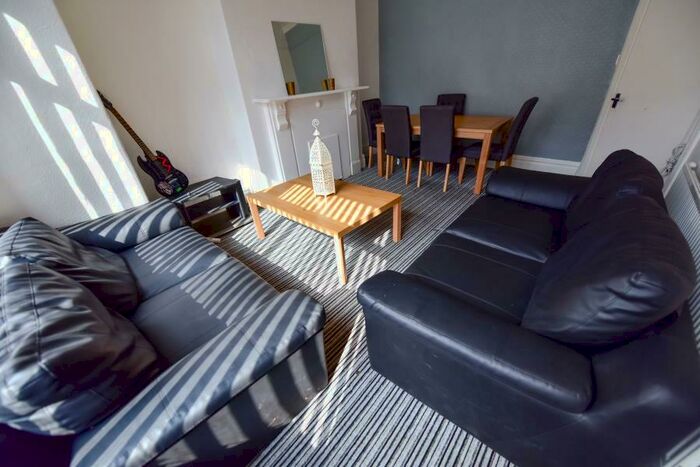 5 Bedroom Terraced House To Rent In Chestnut Avenue, Hyde Park, Leeds, LS6
