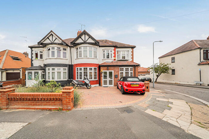 5 Bedroom Semi-Detached House For Sale In Stoneleigh Road, Ilford, IG5