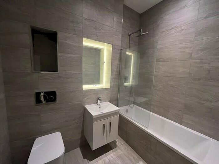 2 Bedroom Apartment To Rent In Berkshire Ct, RG12