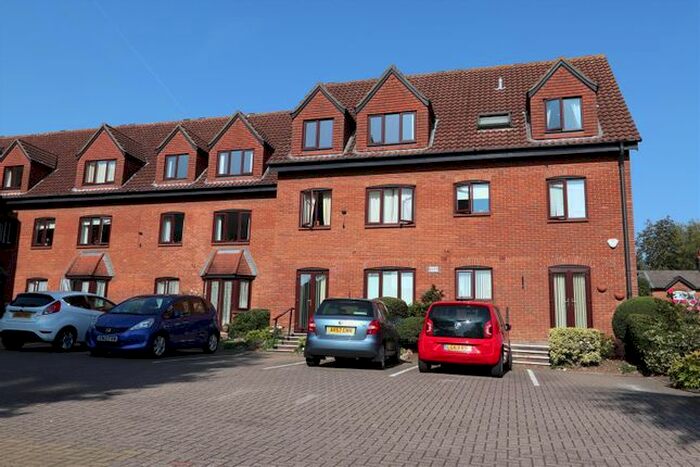 1 Bedroom Flat To Rent In Chelmsford Road, Shenfield, Brentwood, CM15
