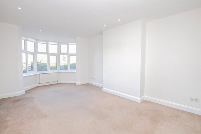 3 Bedroom Flat To Rent In Queens Road, Hendon, NW4