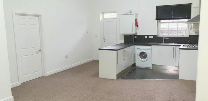 2 Bedroom Flat To Rent In South End, Croydon, Surrey, CR0