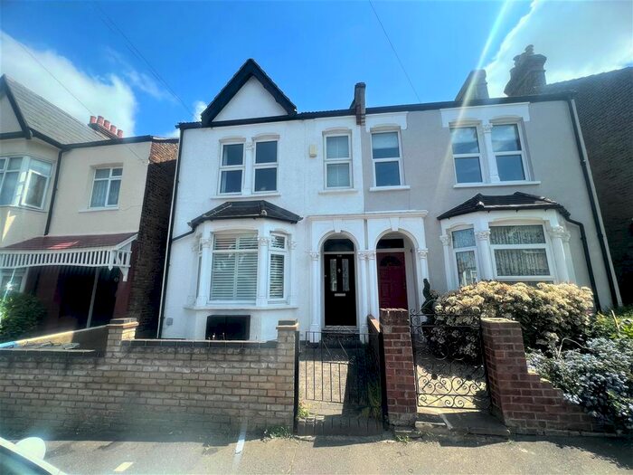 2 Bedroom Flat To Rent In Leighton Avenue, Leigh-On-Sea, SS9