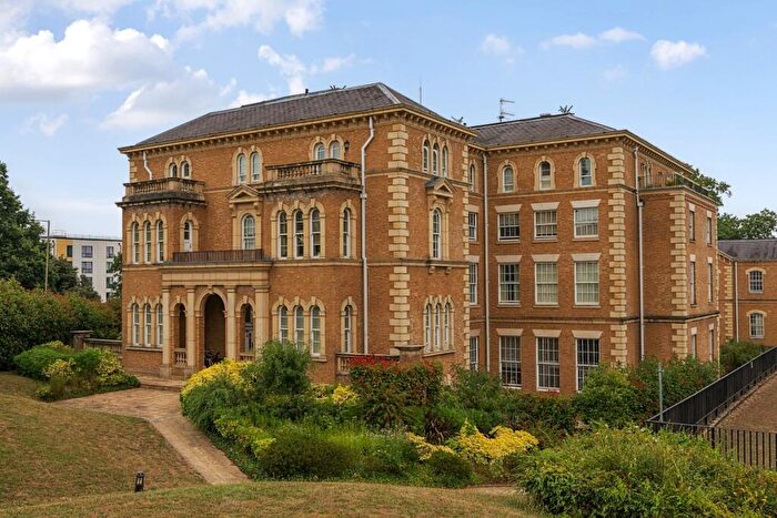 2 Bedroom Flat To Rent In Royal Drive London, N11