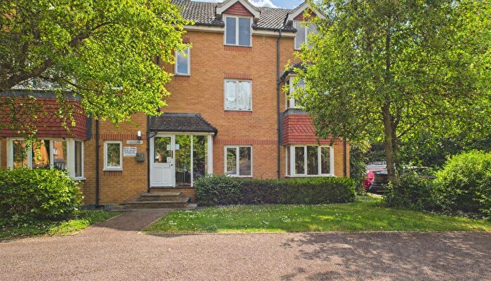 2 Bedroom Flat To Rent In Redoubt Close, Grove Road, Hitchin, SG4