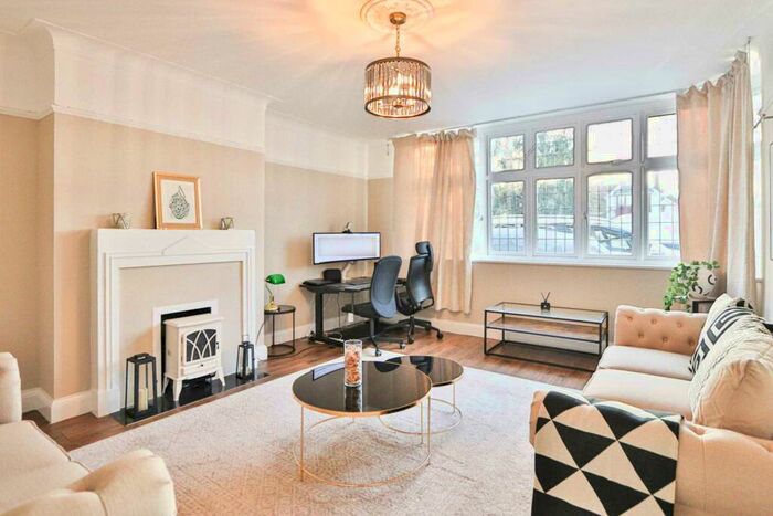 4 Bedroom Semi-Detached House To Rent In Malden Road, Worcester Park, KT4