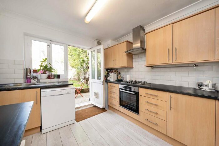 2 Bedroom Flat To Rent In Brondesbury Villas, Queens Park, NW6