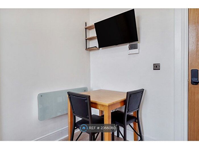 1 Bedroom Flat To Rent In Tudor House, Brighouse, HD6