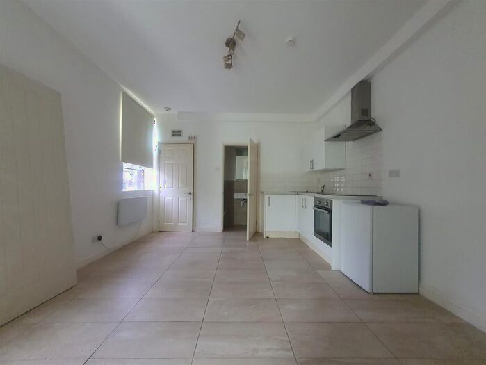 Studio To Rent In Cross Lances Road, Hounslow, TW3