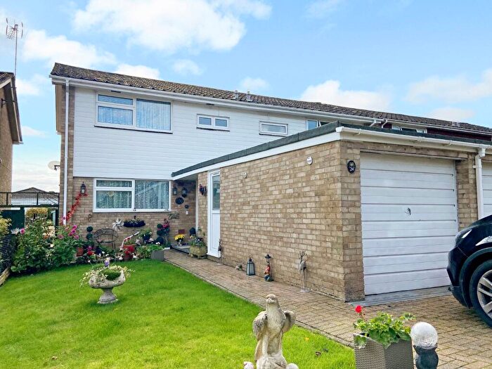 3 Bedroom Semi Detached House For Sale In Eagle Close, Alton, Hampshire, GU34