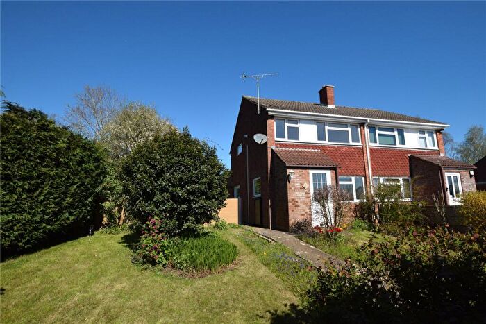3 Bedroom Semi-Detached House For Sale In Kellynch Close, Alton, Hampshire, GU34