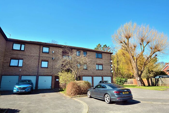 2 Bedroom Flat To Rent In Robins Close, Uxbridge, UB8